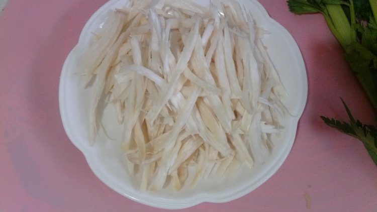 温拌鸡腿菇丝步骤2