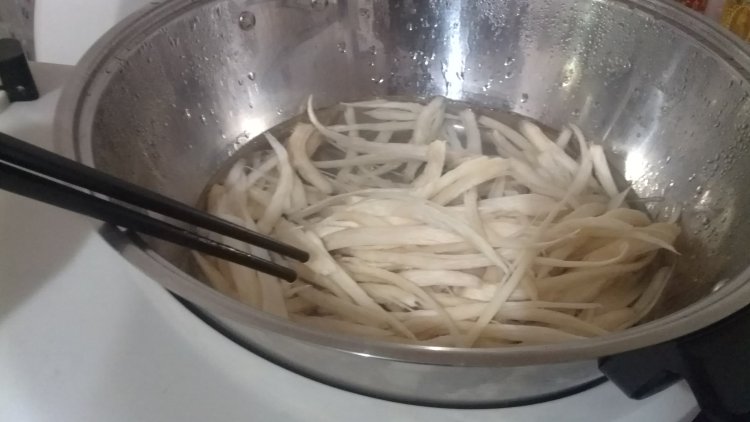 温拌鸡腿菇丝步骤5