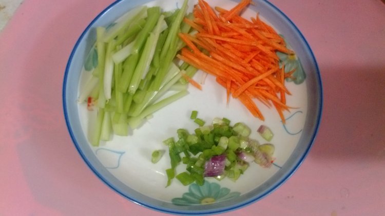 温拌鸡腿菇丝步骤3