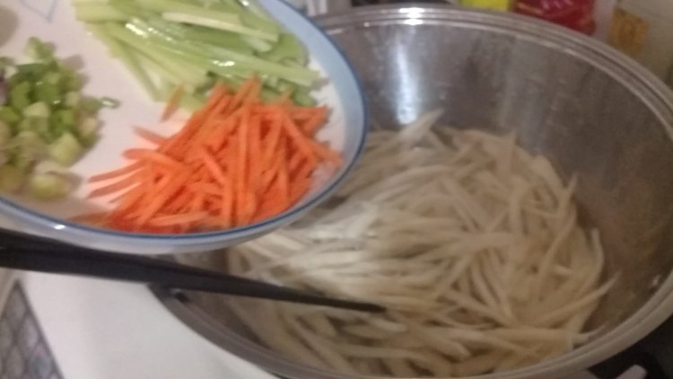 温拌鸡腿菇丝步骤6