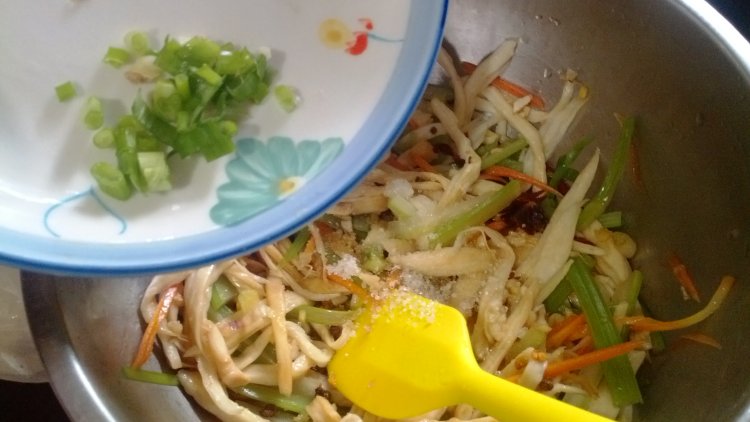 温拌鸡腿菇丝步骤10