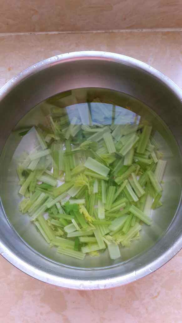 芹菜拌海米步骤1