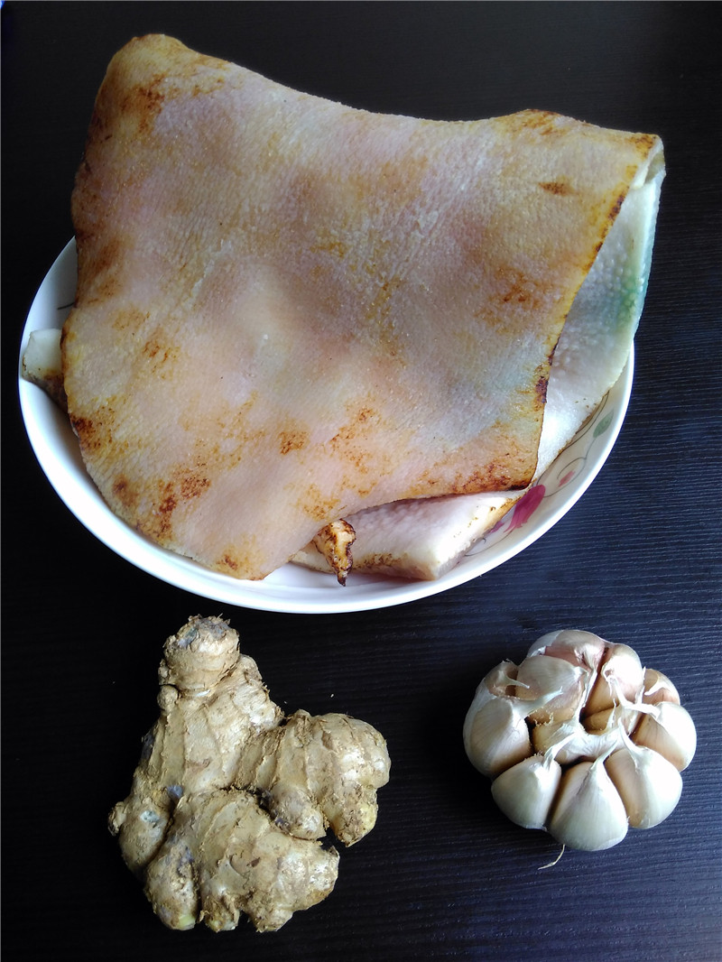 凉拌肉皮步骤1