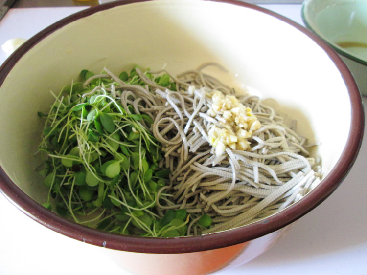 香椿苗拌豆腐丝步骤7