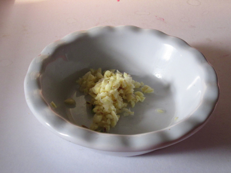 香椿苗拌豆腐丝步骤3