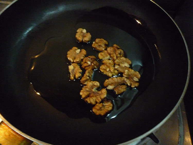 菠菜木耳拌核桃仁步骤6