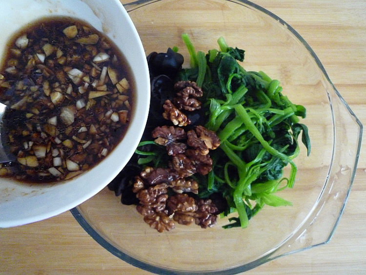 菠菜木耳拌核桃仁步骤9
