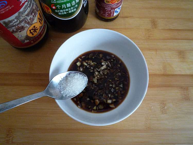 菠菜木耳拌核桃仁步骤8