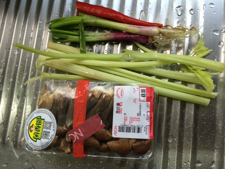 芹菜拌黑皮菌步骤1
