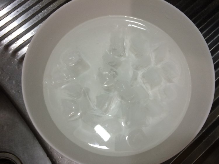 芹菜拌黑皮菌步骤3