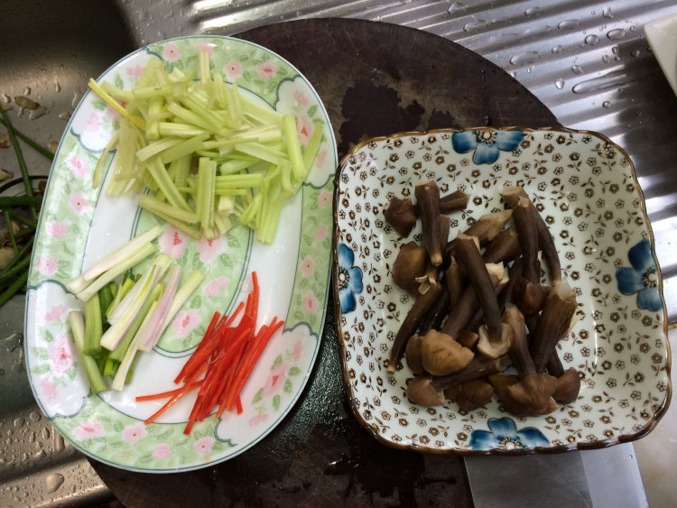 芹菜拌黑皮菌步骤2