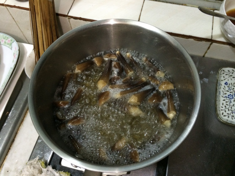 芹菜拌黑皮菌步骤4