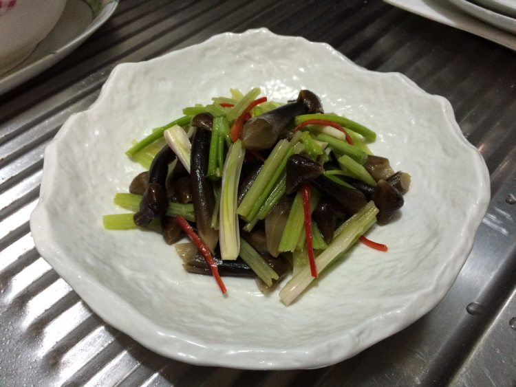 芹菜拌黑皮菌步骤8