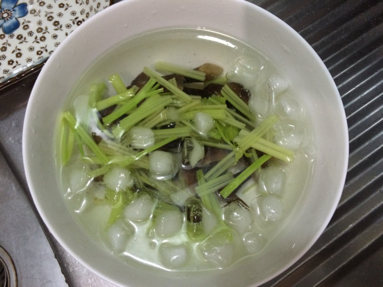 芹菜拌黑皮菌步骤5