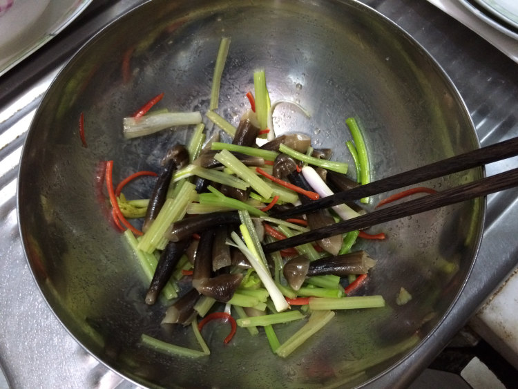 芹菜拌黑皮菌步骤7