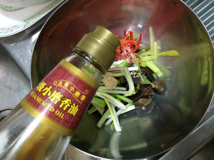芹菜拌黑皮菌步骤6