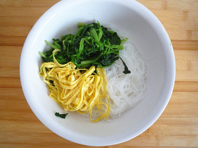 菠菜拌粉丝步骤9