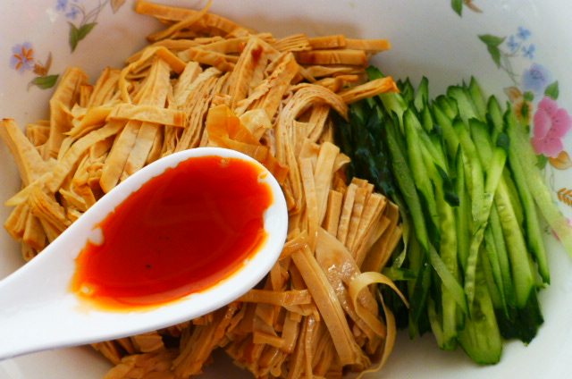 黄瓜丝拌豆皮步骤4