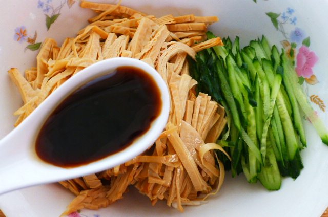黄瓜丝拌豆皮步骤5