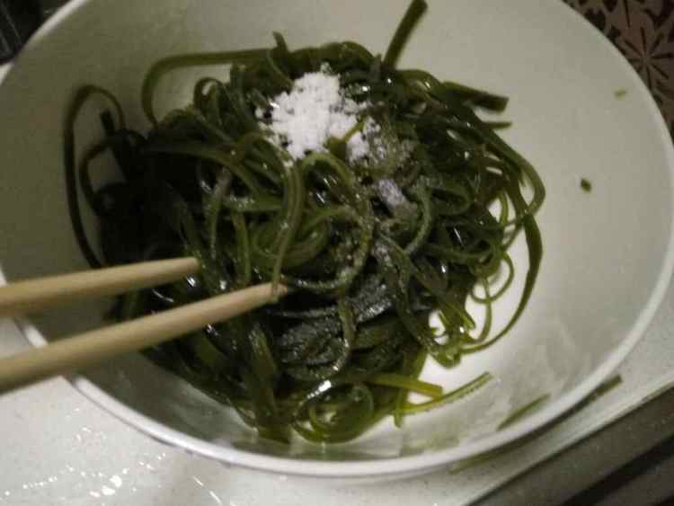 蒜泥海带丝步骤5
