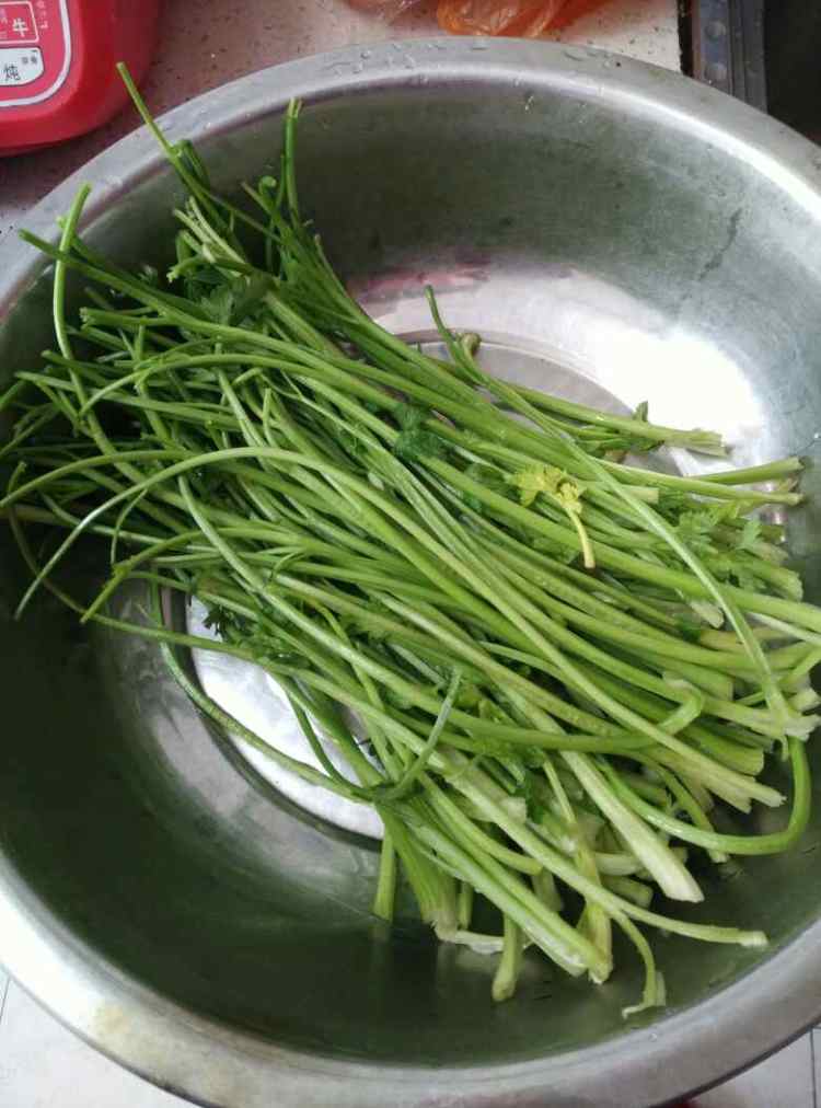 药芹拌香干步骤1
