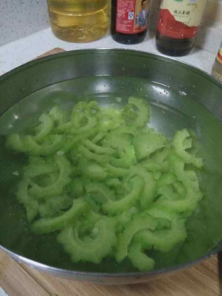 拌苦瓜步骤4