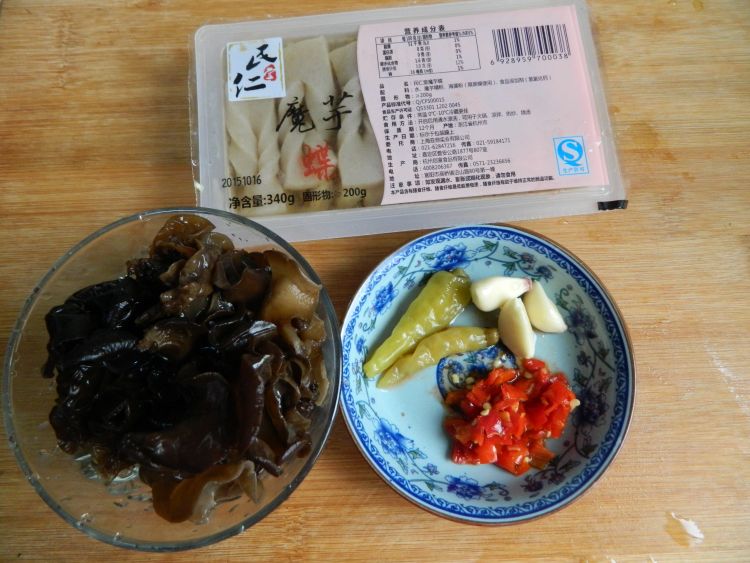 凉拌魔芋木耳步骤1