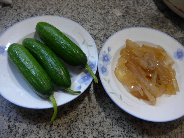 海蜇拌小青瓜步骤1