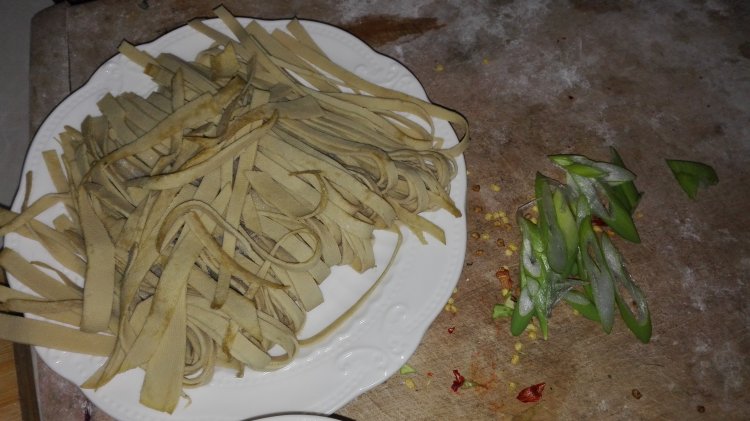 豆皮菠菜拌鸡丝步骤1