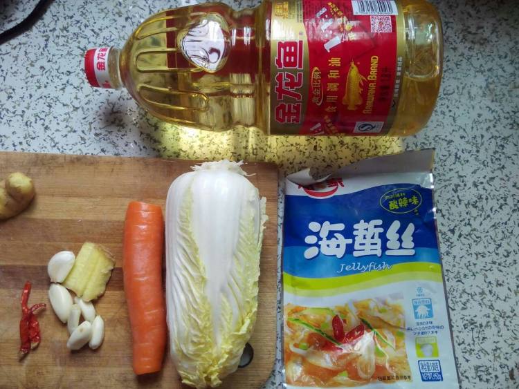 白菜丝拌海蜇步骤1