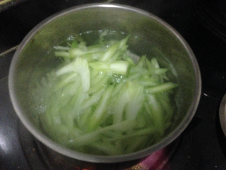 西芹拌腰果步骤4