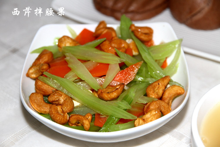 西芹拌腰果步骤7
