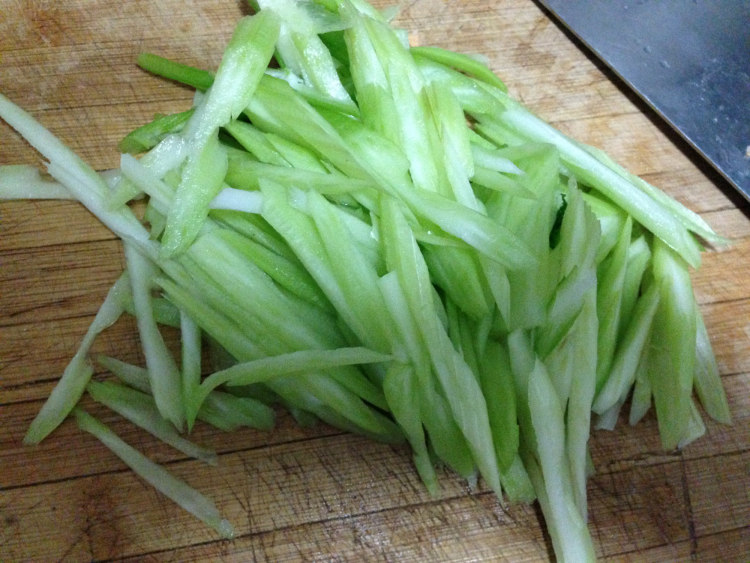 西芹拌腰果步骤2