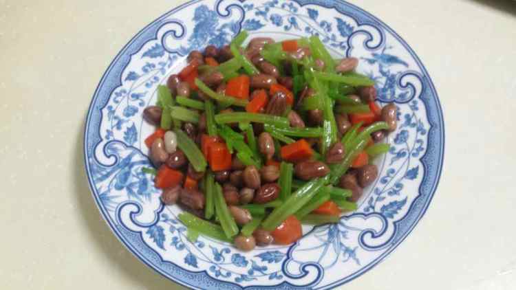 凉拌芹菜花生米步骤7