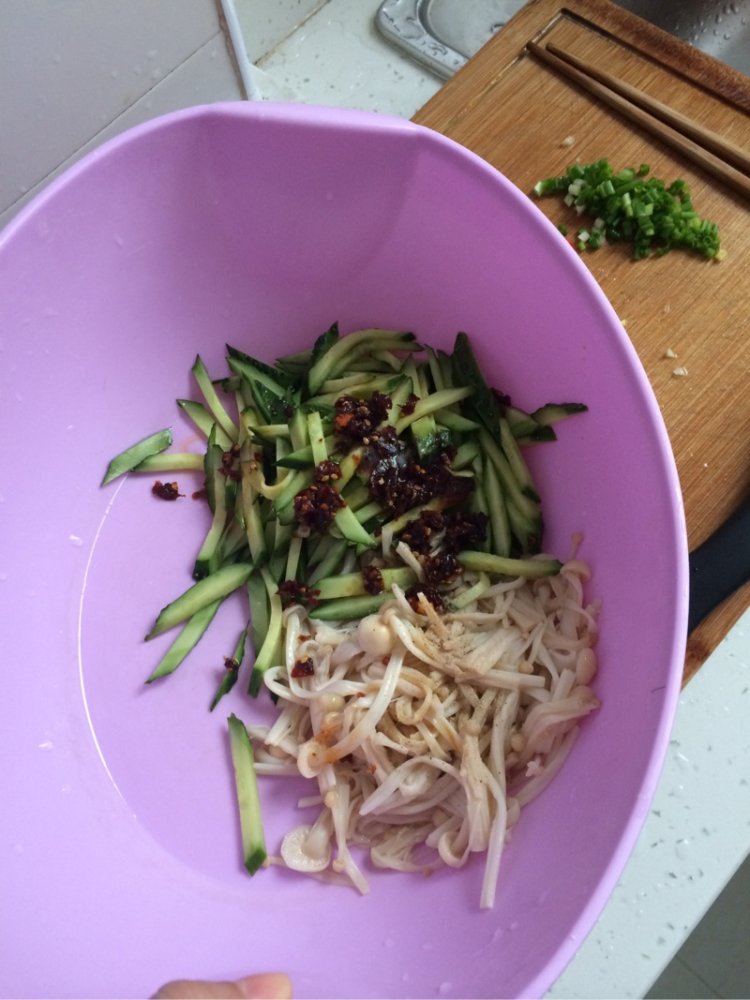 凉拌金针菇黄瓜步骤4