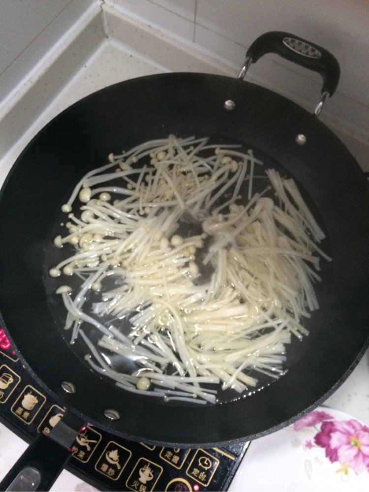 凉拌金针菇黄瓜步骤2