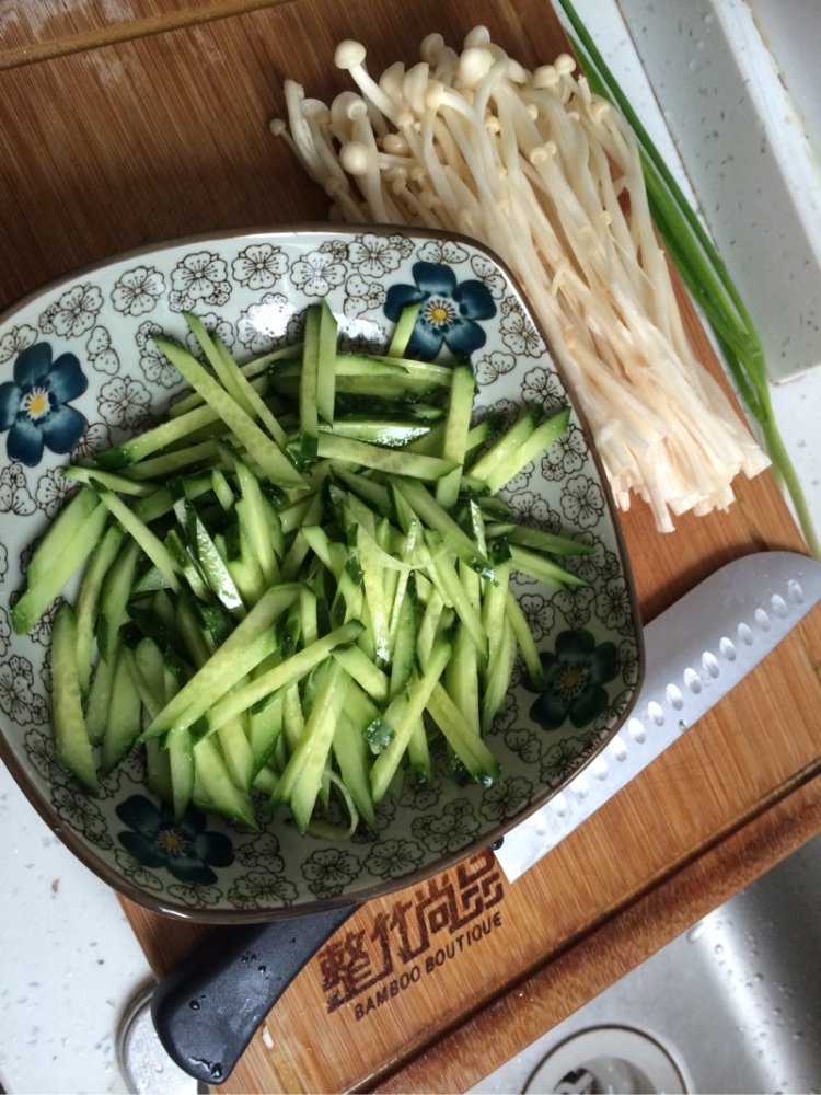 凉拌金针菇黄瓜步骤1