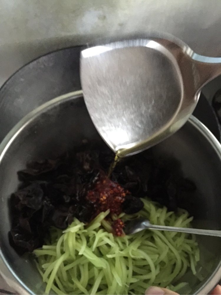 青笋拌木耳步骤5