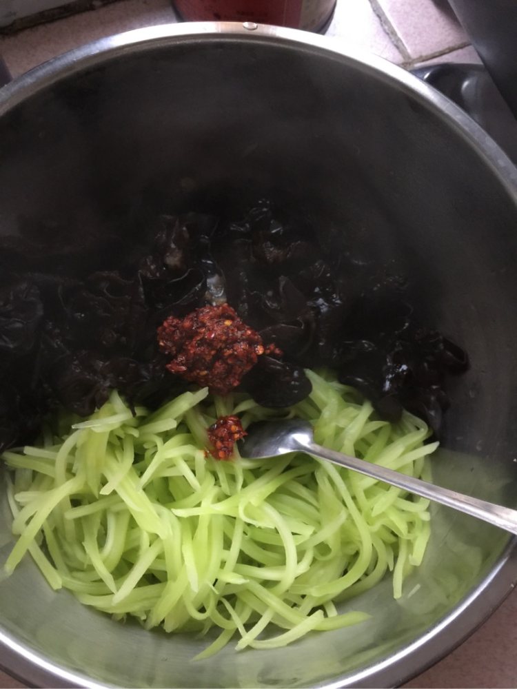 青笋拌木耳步骤4