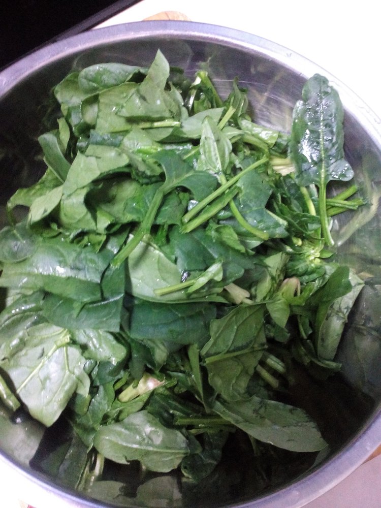 菠菜拌海虹步骤1