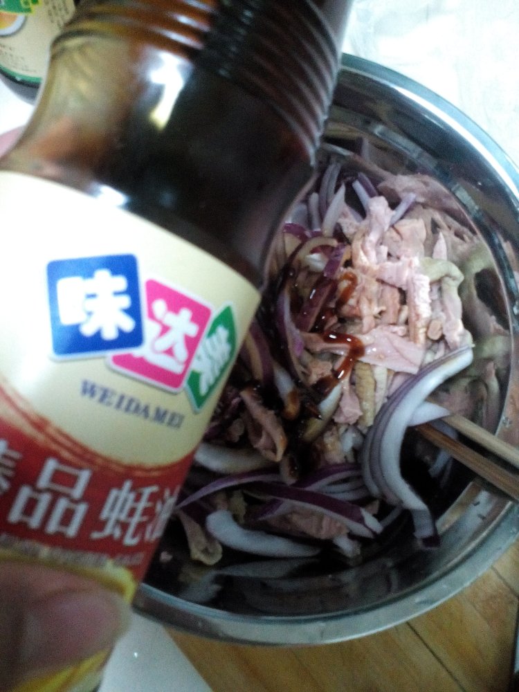 洋葱拌苦肠步骤3