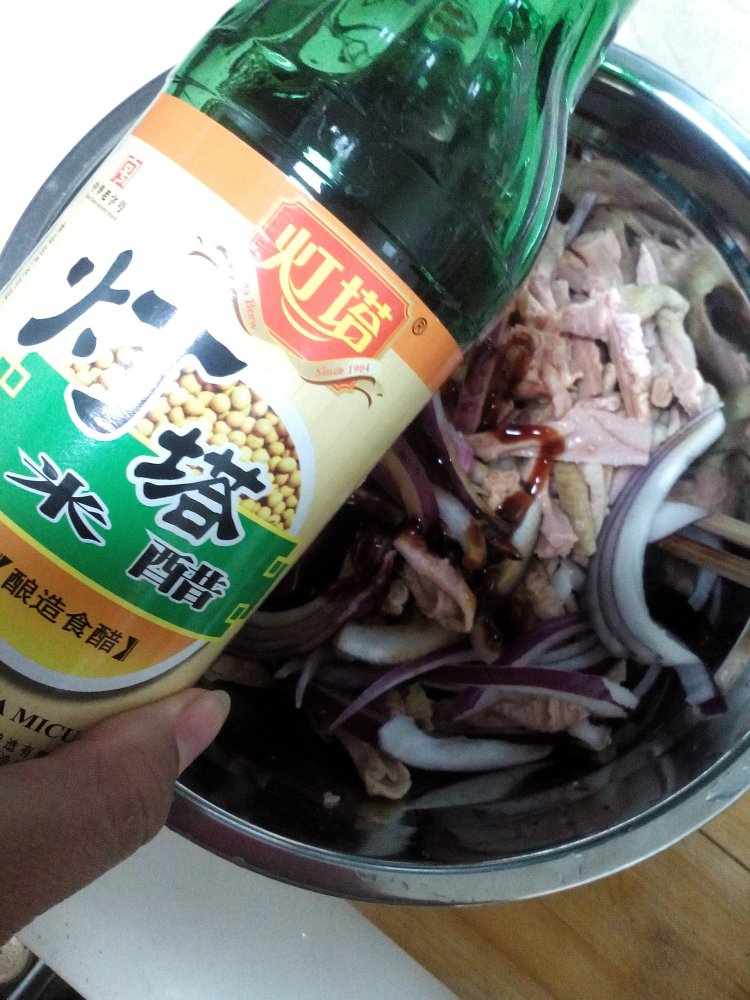 洋葱拌苦肠步骤5