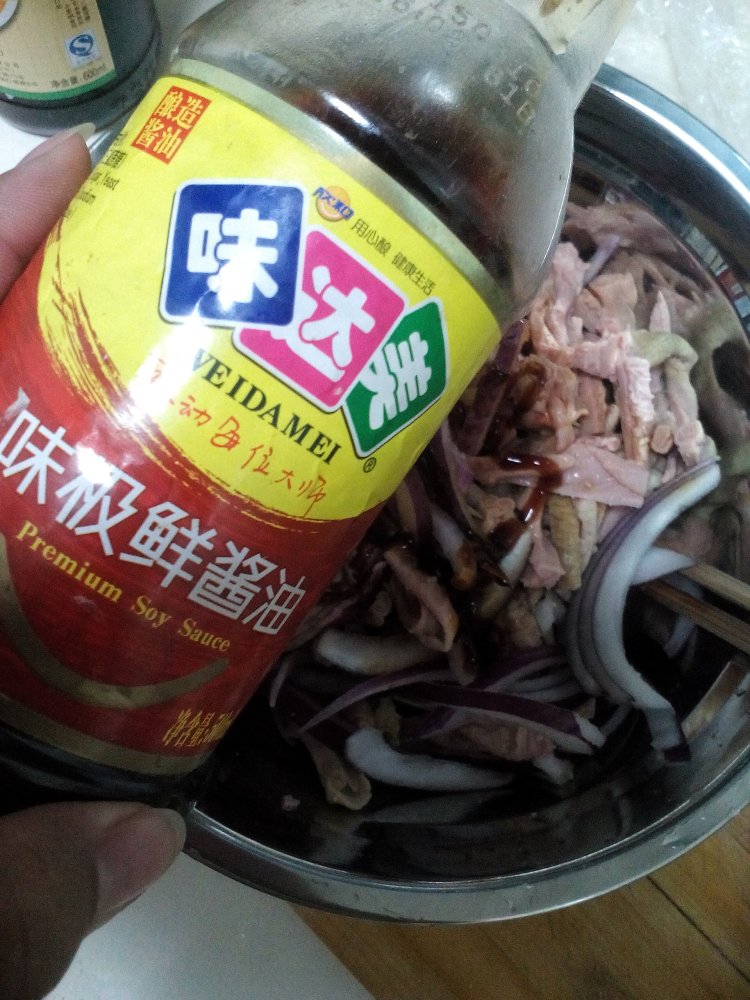 洋葱拌苦肠步骤4
