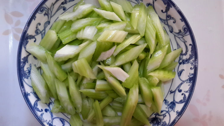 西芹胡萝卜花生米步骤3