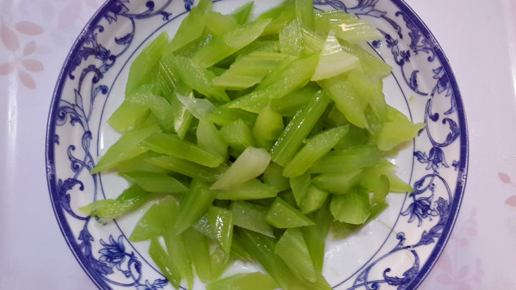 西芹胡萝卜花生米步骤6