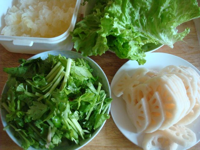 凉拌银耳莲藕步骤1