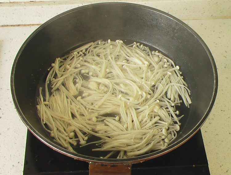 金针菇拌紫甘兰步骤2