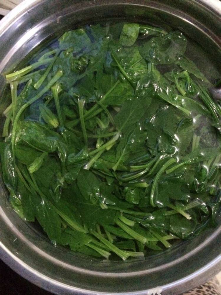 凉拌菠菜粉丝步骤2