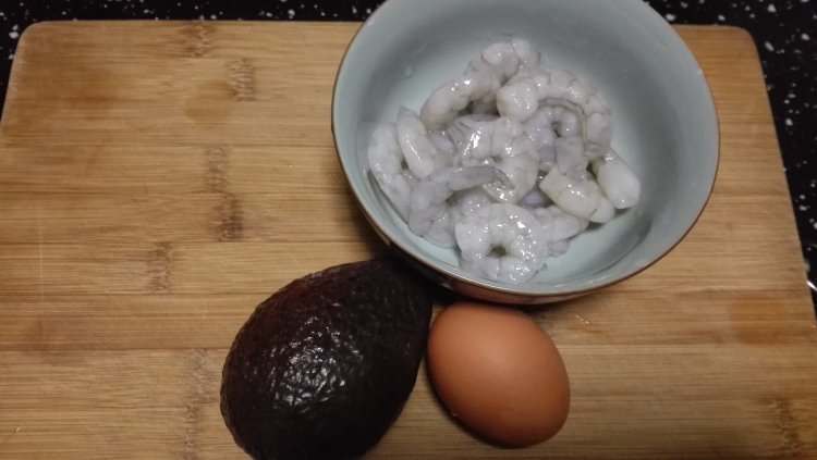 牛油果白虾仁沙拉步骤1