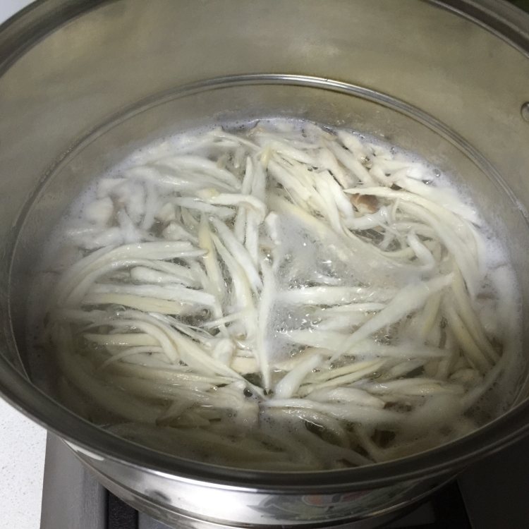凉拌手撕麻辣杏鲍菇步骤3